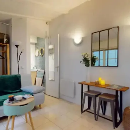 Appartement Cosy A 12m² Avec Terrasse Privee Parijs